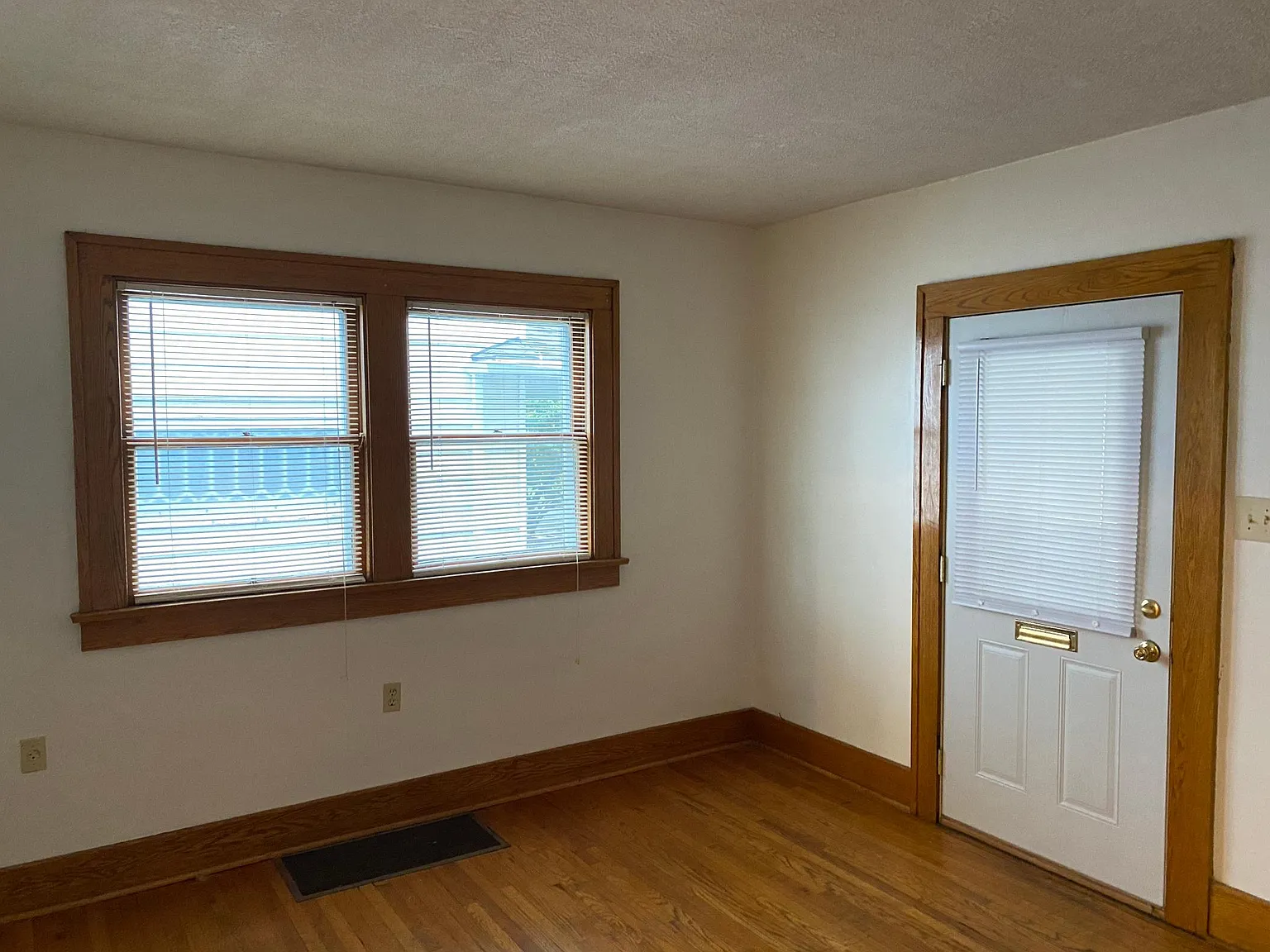 3 bed, 1400 sqft, $1,300 — Photo 2