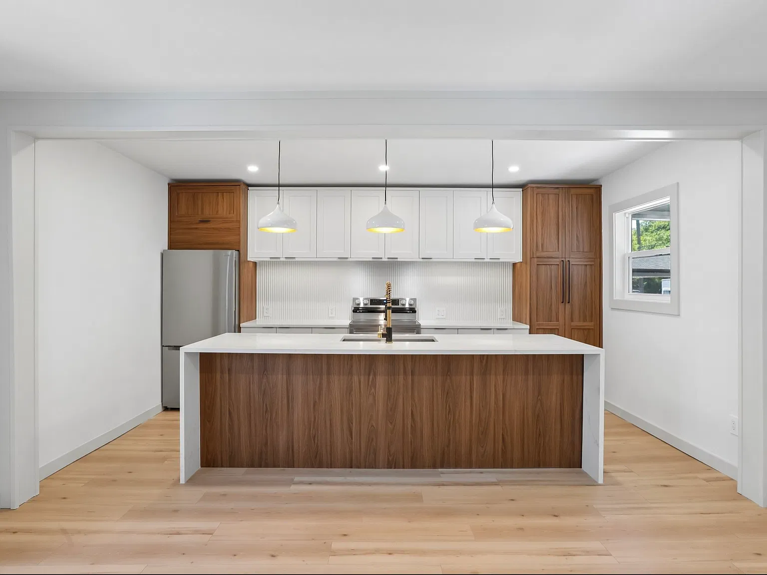 3 bed, 896 sqft, $2,650 — Photo 2