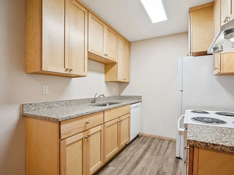 Larpenteur Estates Apartments — Photo 3