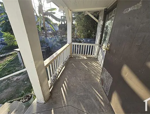 1529 W 37th Pl — Photo 10