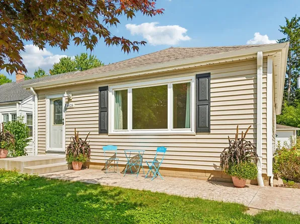 4628 N Hollywood AVENUE, Whitefish Bay, WI 53211