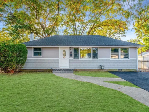 1352 Potter Boulevard, Bay Shore, NY 11706