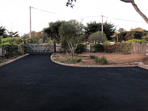 Front looking to street w/gate closed