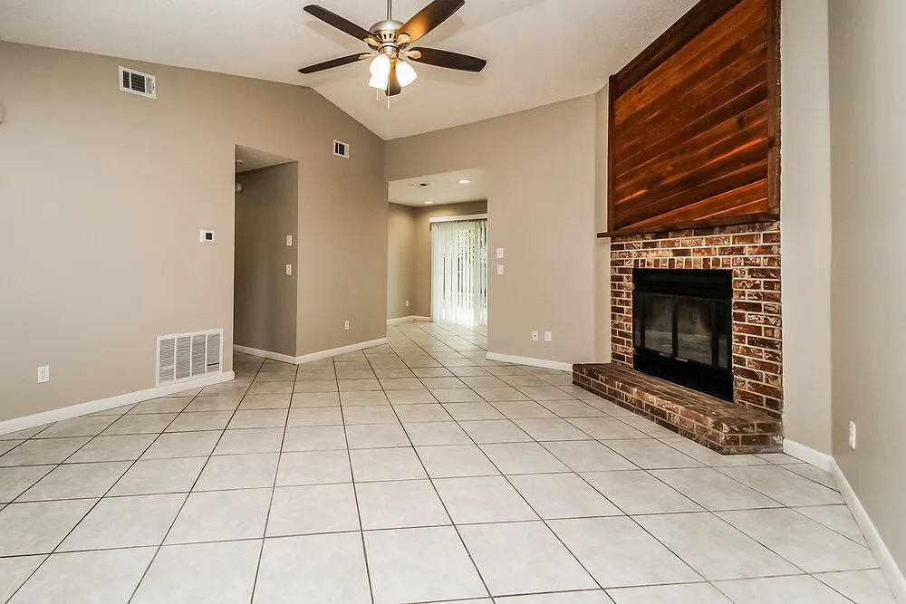 3 bed, 2.0 bath, 1218 sqft, $2,990 — Photo 4