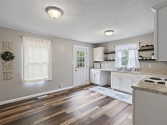4th image of 200 S Robbins Ct
