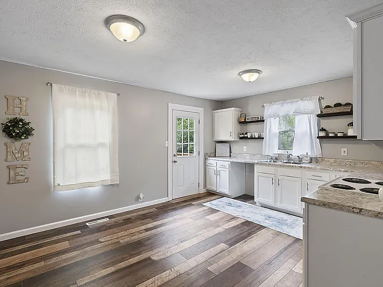 200 S Robbins Ct — Photo 4