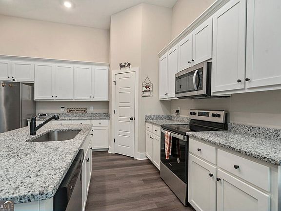 5th image of 212 Live Oak Ln