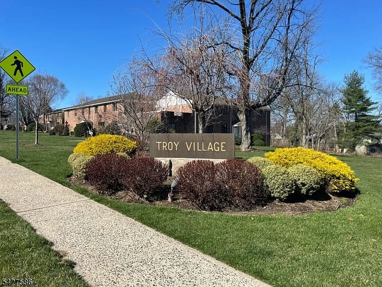 7 Troy Dr #B — Photo 1