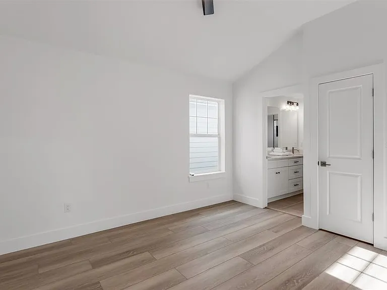 1912 W Chestnut St — Photo 27