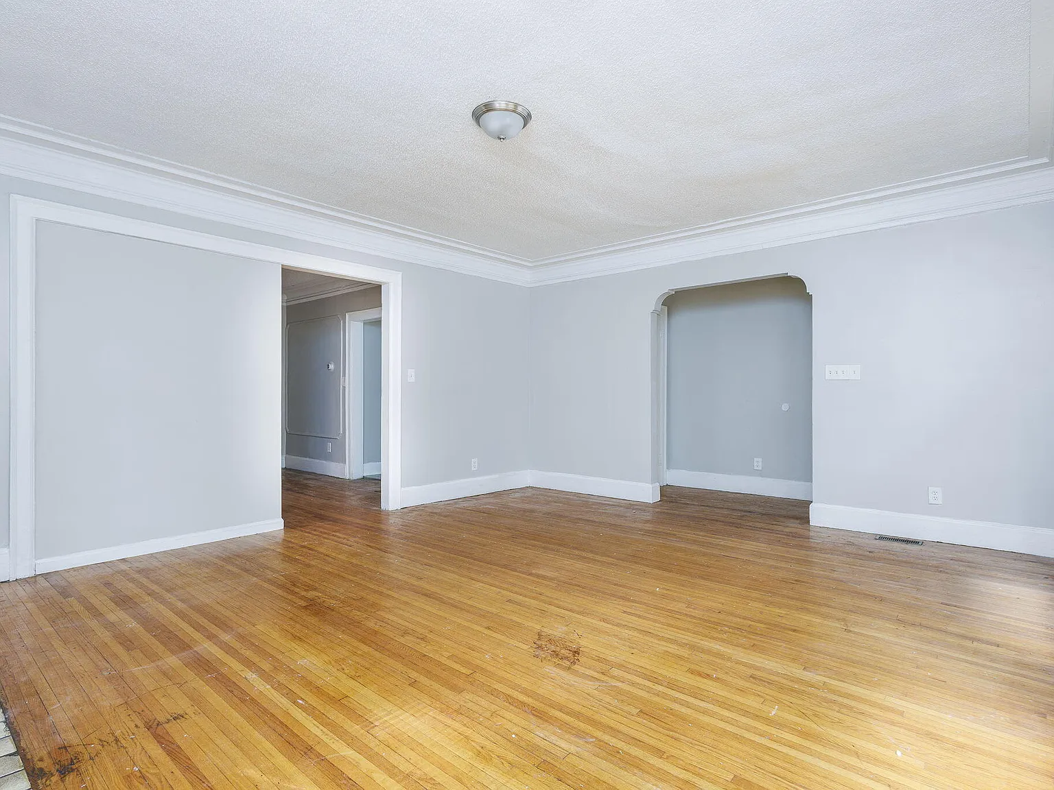 3 bed, 1.0 bath, 1300 sqft, $1,100 — Photo 3