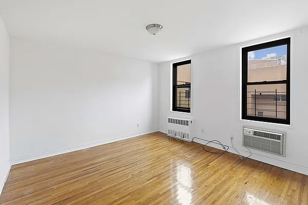 Sold by Thomas Lipovetsky, LREB | media 10