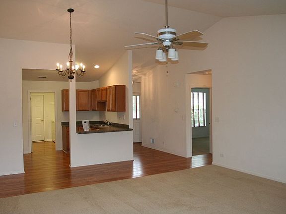 Great Room w/ceiling fan