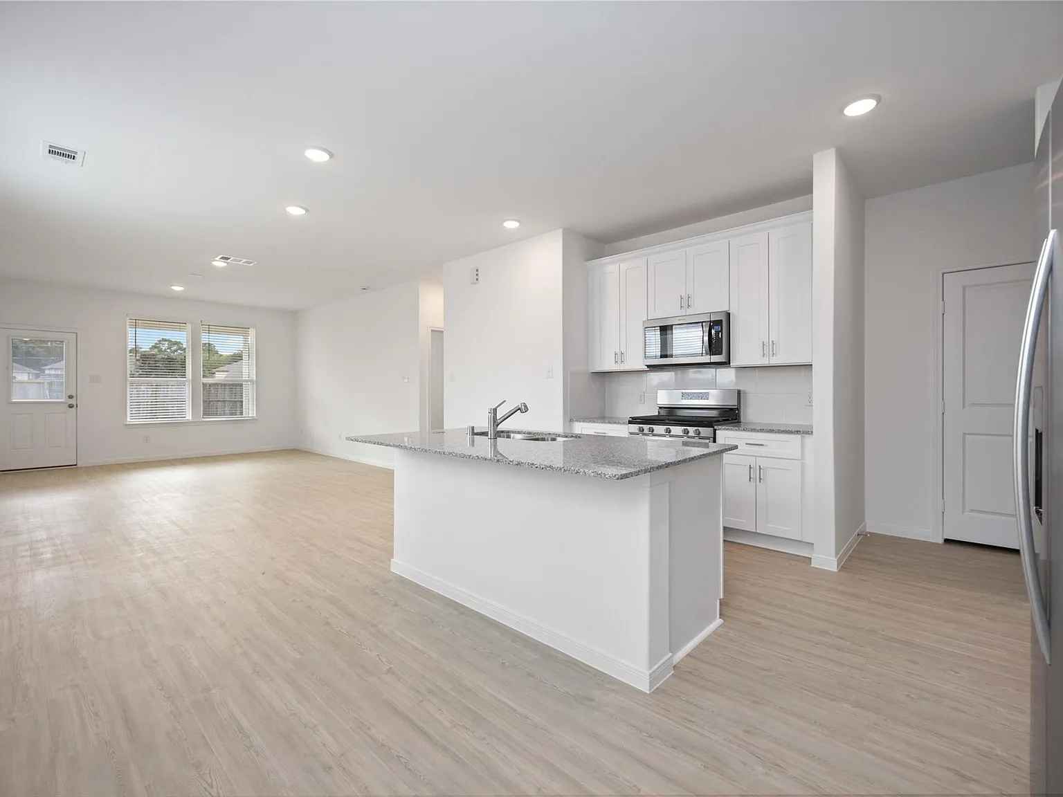 4 bed, 2.5 bath, 2218 sqft, $2,250 — Photo 4