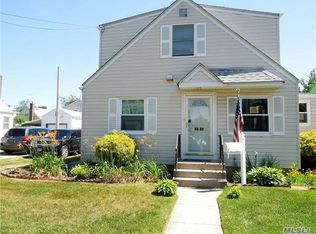 7651 263rd St, Glen Oaks, NY 11004