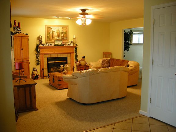Living Room (Gas Fireplace)