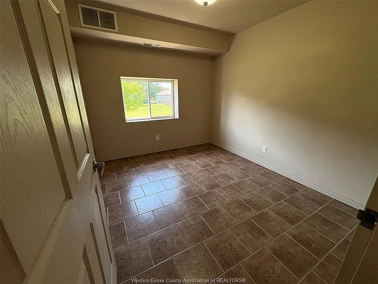 440 Simcoe St #15 — Photo 7