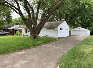 1211 Cambridge Dr, Champaign, IL 61821