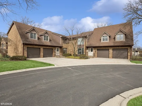 34 Queens Ct #34, Westchester, IL 60154
