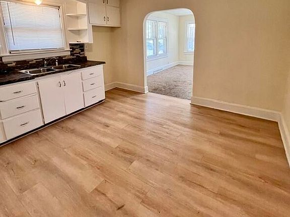 3rd image of 1325 W Elm Street