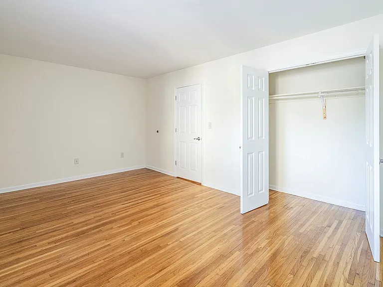 Newtonian Garden Apartments — Photo 25