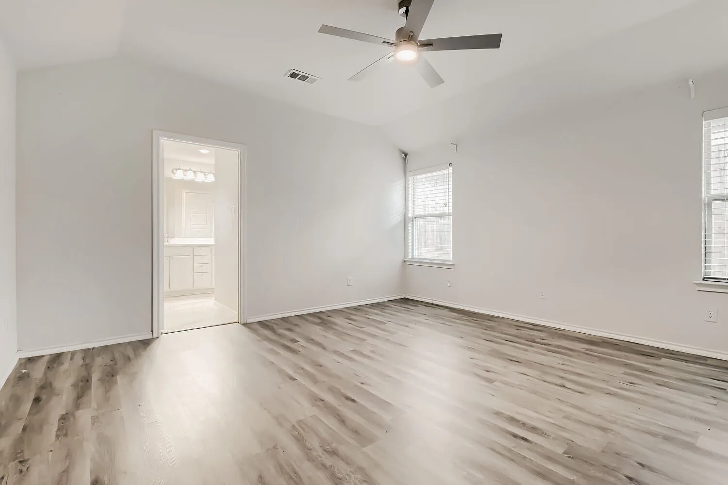4 bed, 1880 sqft, $2,640 — Photo 4