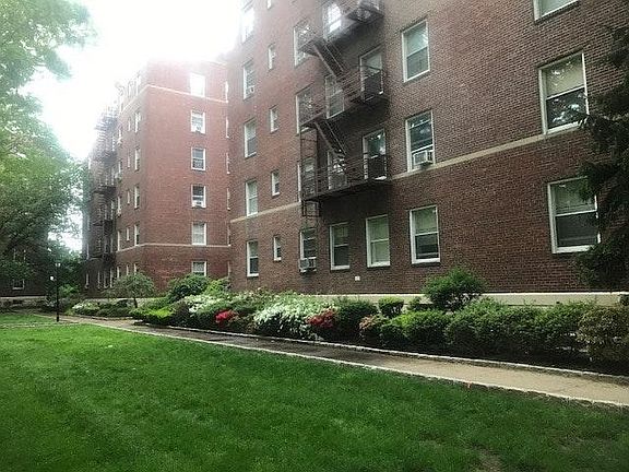 3rd image of 521 Larchmont Acres APT B