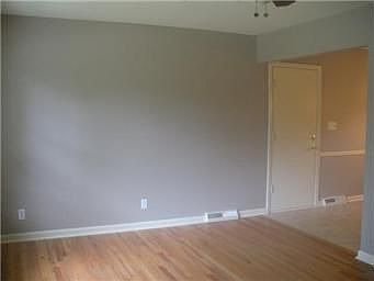 4th image of 8419 Oak St
