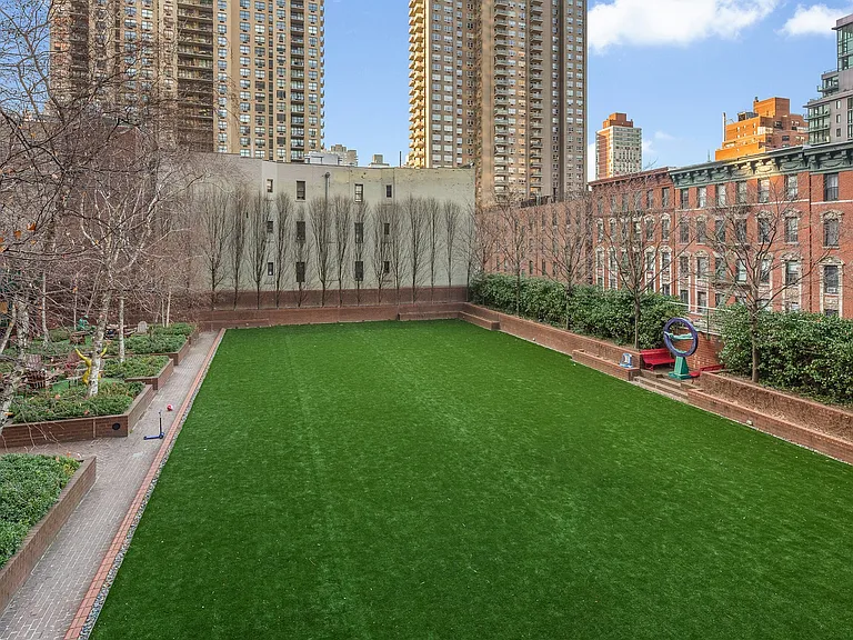 515 E 72nd St #15D — Photo 13