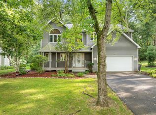 553 Forest Glen Dr, Fontana, WI 53125