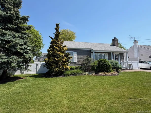 109 Lincoln Place, Massapequa, NY 11758
