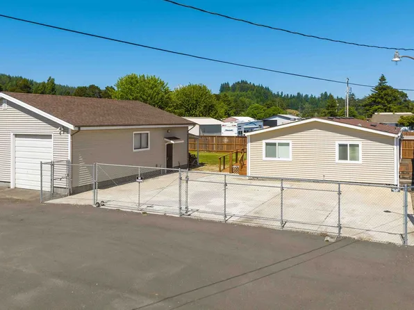 150 N 11th St, Lakeside, OR 97449