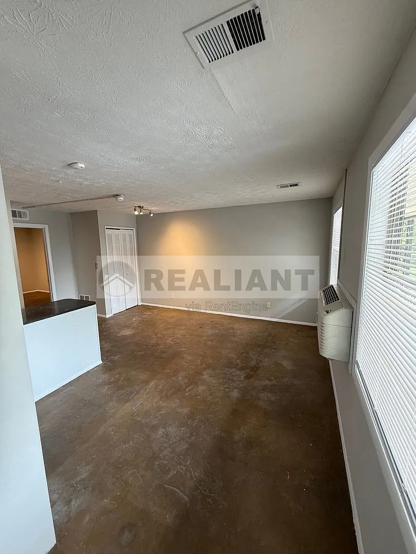 468 N Limestone — Photo 3