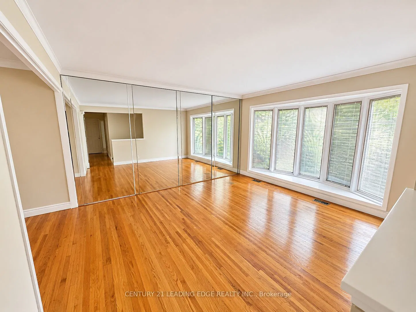 4 bed, $2,400 — Photo 4