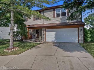1121 Princeton Dr, Waterford, MI 48327