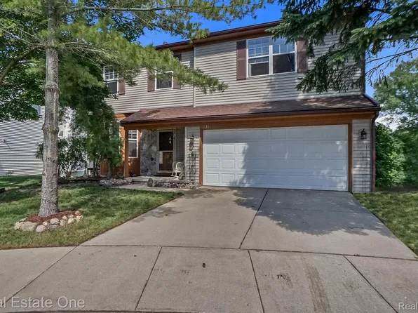 1121 Princeton Dr, Waterford, MI 48327
