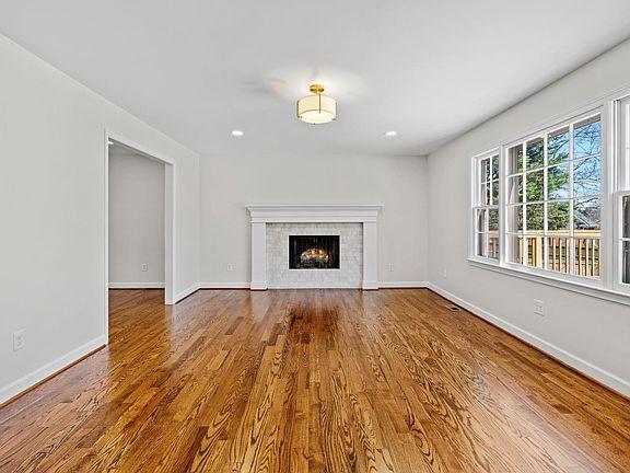 5th image of 704 Hedgewood Ter