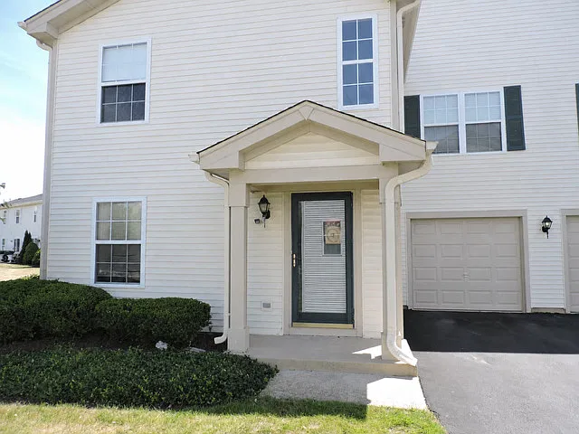 2 bed, 2.5 bath, 1258 sqft, $2,200 — Photo 1