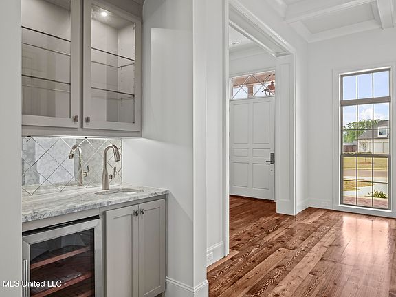 3rd image of 208 Parke Dr