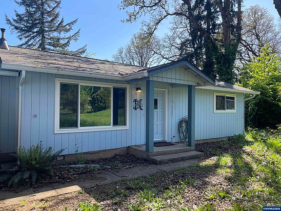 3rd image of 321 NW Willamina Dr