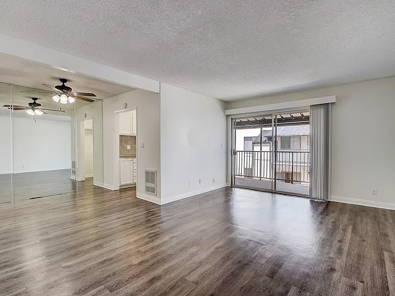 The Californian Apartments- HB — Photo 40