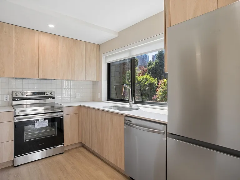 1060 Cypress St — Photo 7