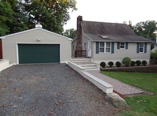 208 6th St, Green Brook, NJ 08812