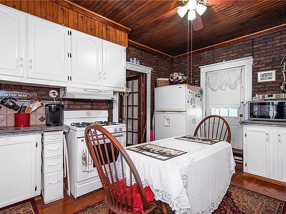 3rd image of 107 W Pine St