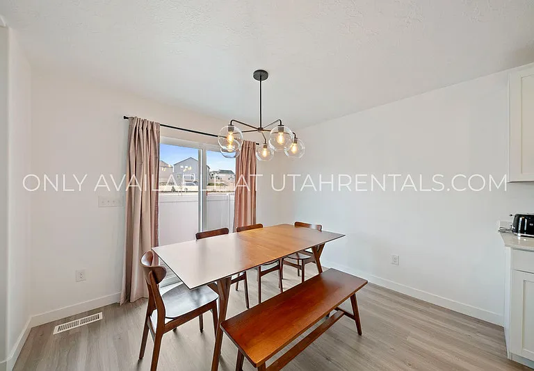 341 N Angus Dr — Photo 14