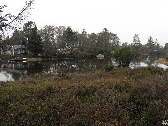 2nd image of 733 735 Swan Ct SE