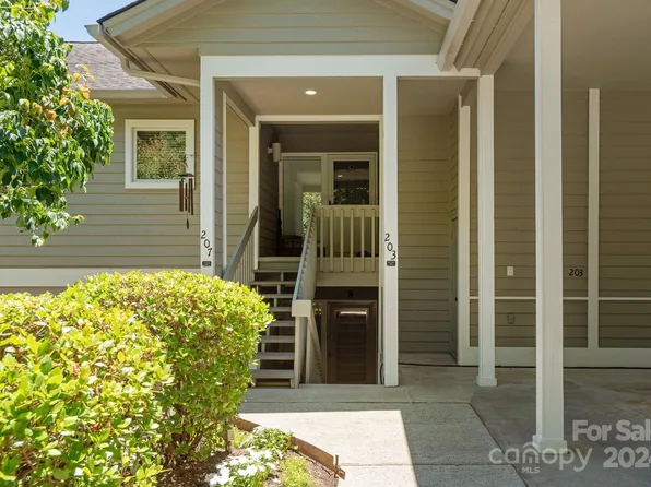 203 Golfside Dr, Flat Rock, NC 28731