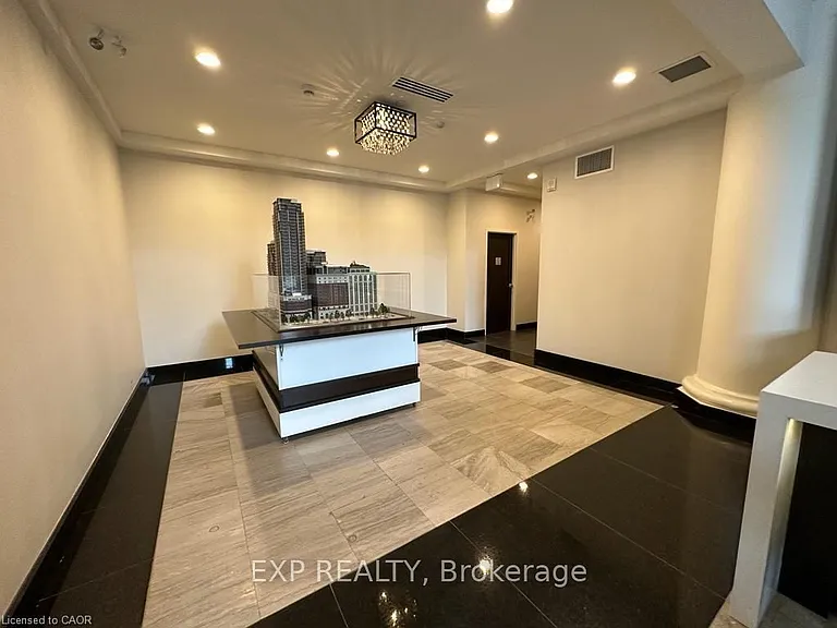 118 King St E #718 — Photo 8