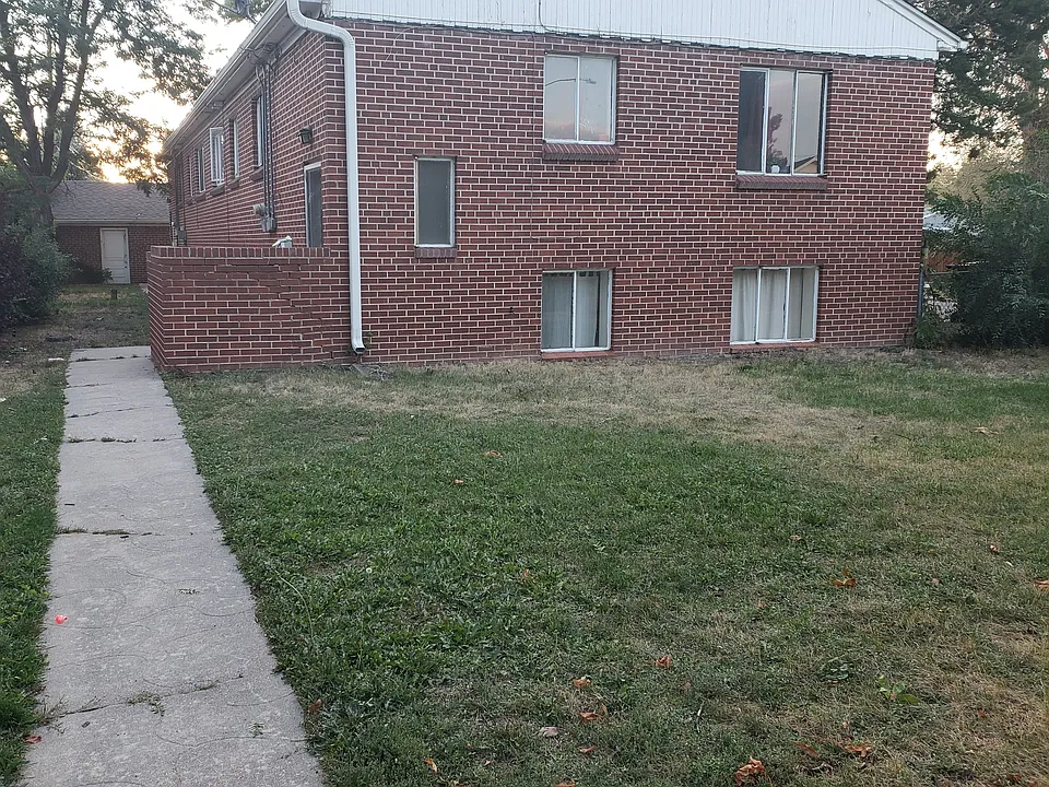 Large Fenced Yard