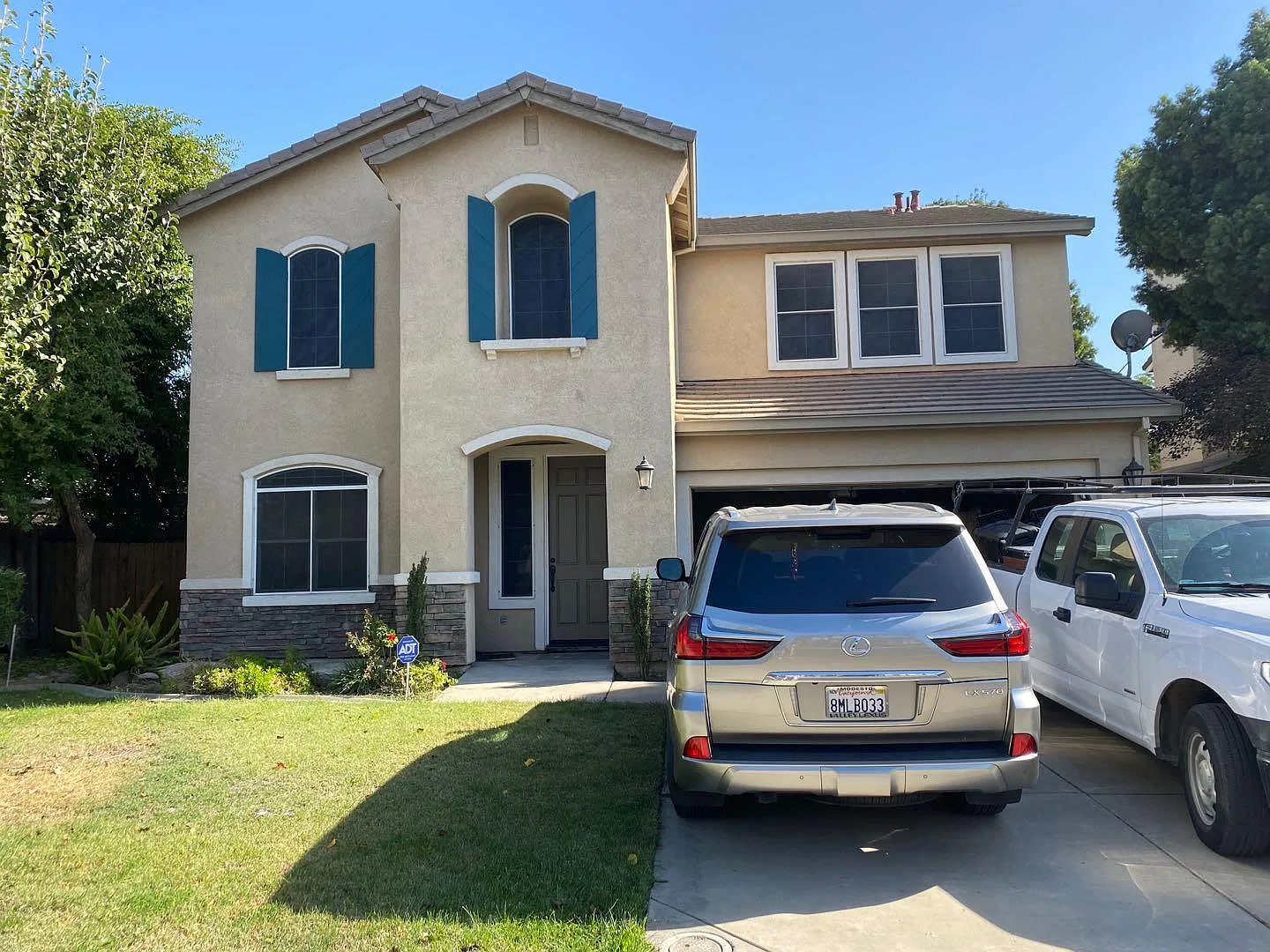 4 bed, 2.5 bath, 2400 sqft, $3,000 — Photo 1