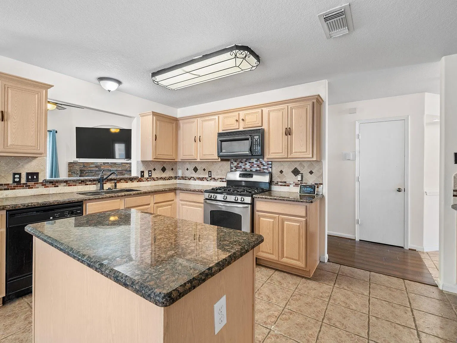 4 bed, 2.5 bath, 2362 sqft, $2,295 — Photo 2